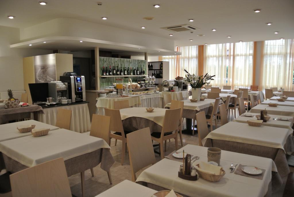 Hotel Niagara Lignano Sabbiadoro Buitenkant foto